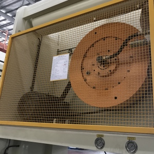 press wet clutch with solenoid valve Presione el embrague húmedo con la válvula solenoide