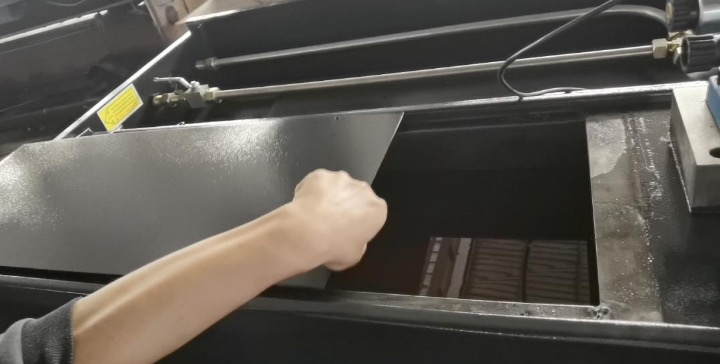 llenado de la m&aacute;quina de corte de aceite hidr&aacute;ulico