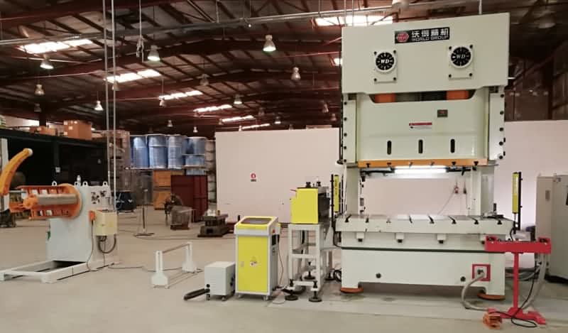 l&iacute;nea de alimentaci&oacute;n de bobina con prensa